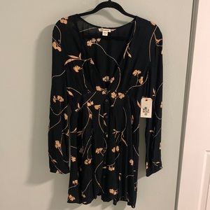 New Billabong sundress. Button closure all the way down. Nursing friendly.